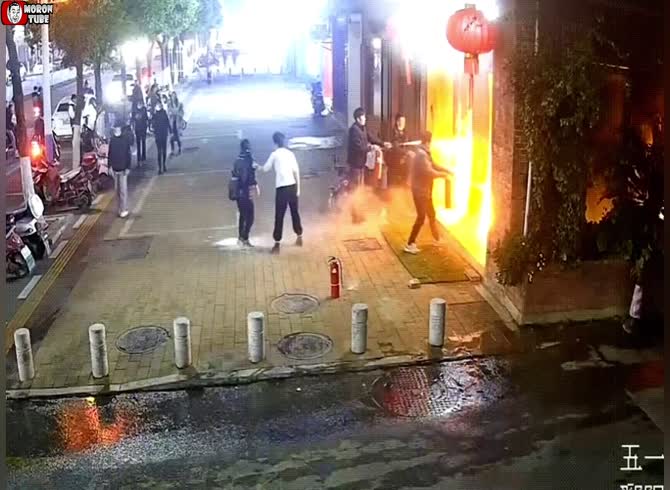 Video: A boy uses fireworks to set a restaurant on fire